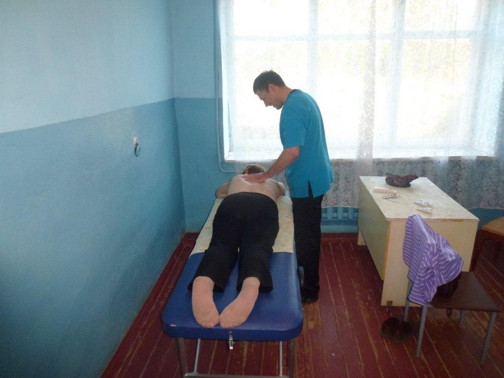 На снимке: Медбрат Исхаков М. К. проводит сеанс массажа.